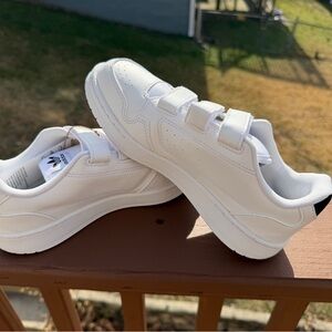 Adidas Kids White Velcro Sneakers (4Y, 3W)
